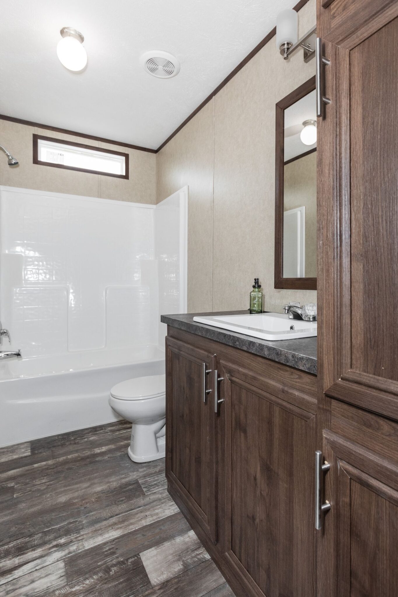 THE RIVERWAY - Guest Bathroom